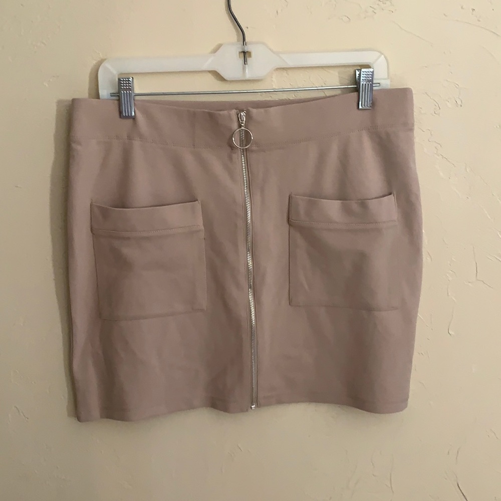 Revamped beige cargo skirt w/pockets